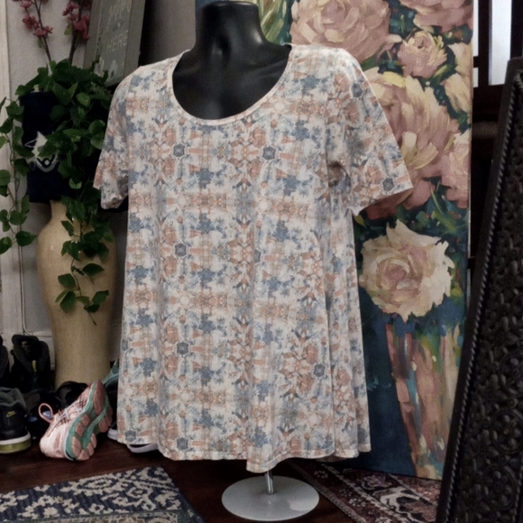 LuLaRoe Tops - Lola Roe